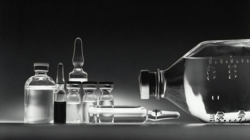 Cofepris presume 60 medicamentos innovadores en 2026. La letra chica: aprobado no quiere decir que te lo den en tu clínica