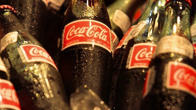 "El Sol" contra los sellos negros: denuncian ante Cofepris la campaña de Coca-Cola con Luis Miguel